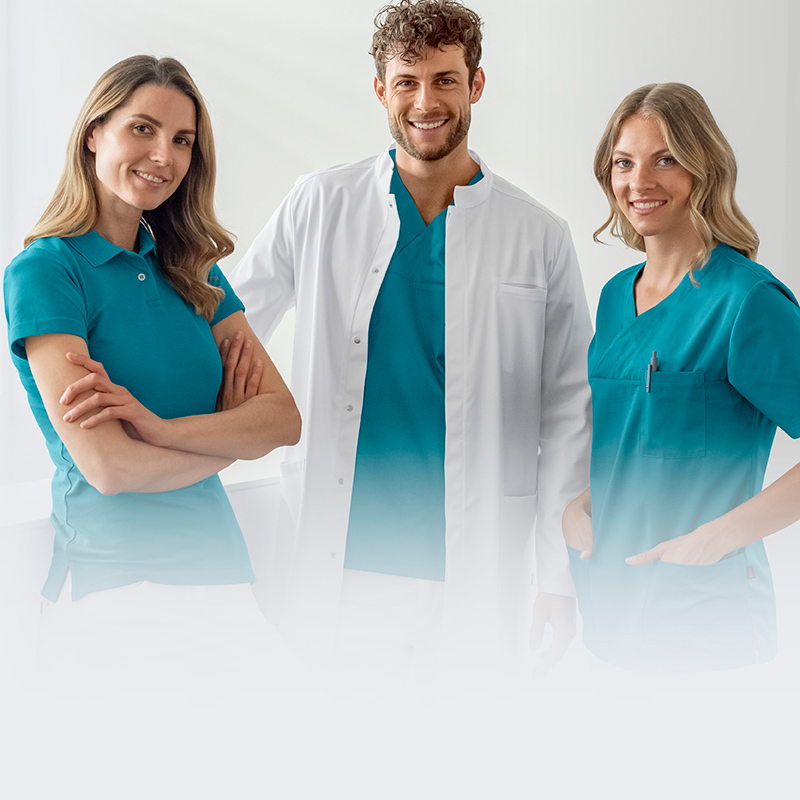 Een man in een doktersjas en turquoise jurk en twee vrouwen in poloshirts en turquoise jassen in een medisch kantoor